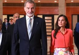 La reina Letizia rescata su falda made in Spain más favorecedora: de estampado floral y con guiño a Sevilla