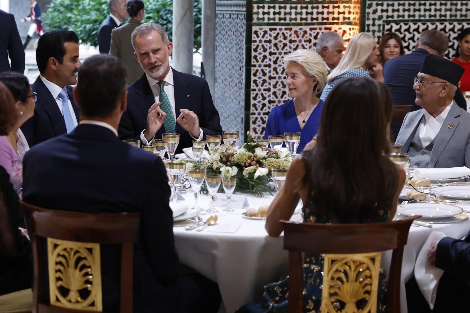 El rey Felipe VI y la reina Letizia; la presidenta de la Comisión Europea, Ursula Von der Leyen, el presidente del Gobierno español, Pedro Sánchez; el emir de Catar, el jeque Tamim Bin Hamad Al-Thani y el primer ministro nepalí, Khadga Prasad Oli