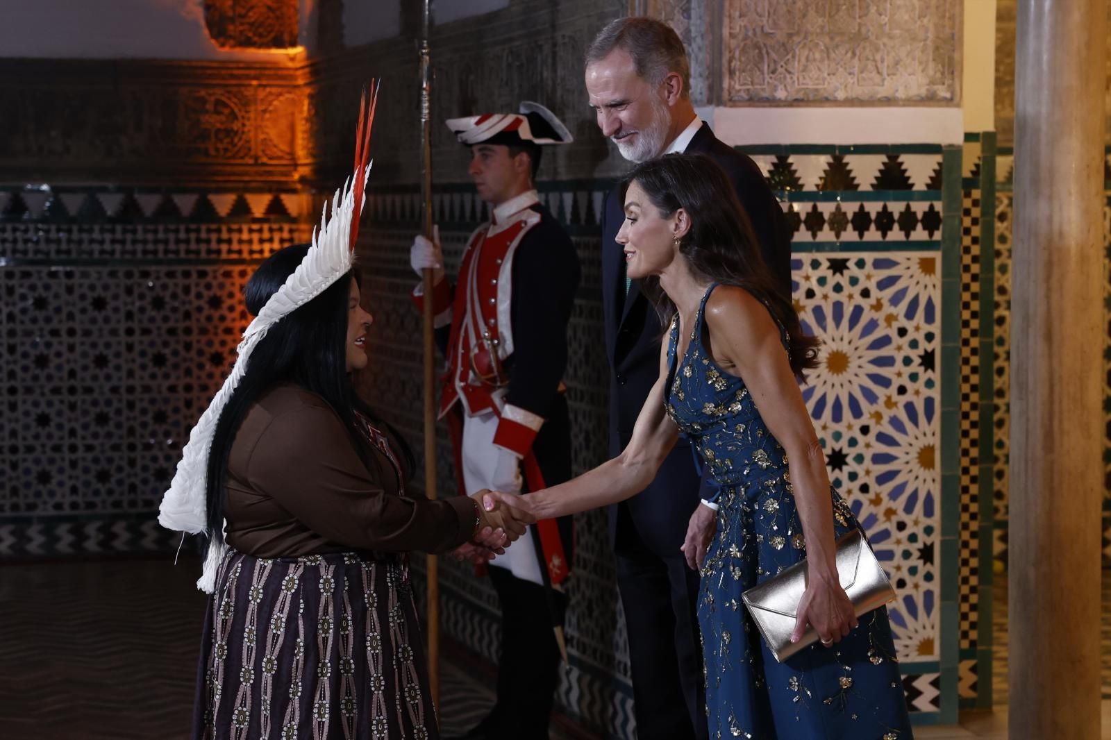 El rey Felipe VI y la reina Letizia reciben a una representante de pueblos indígenas