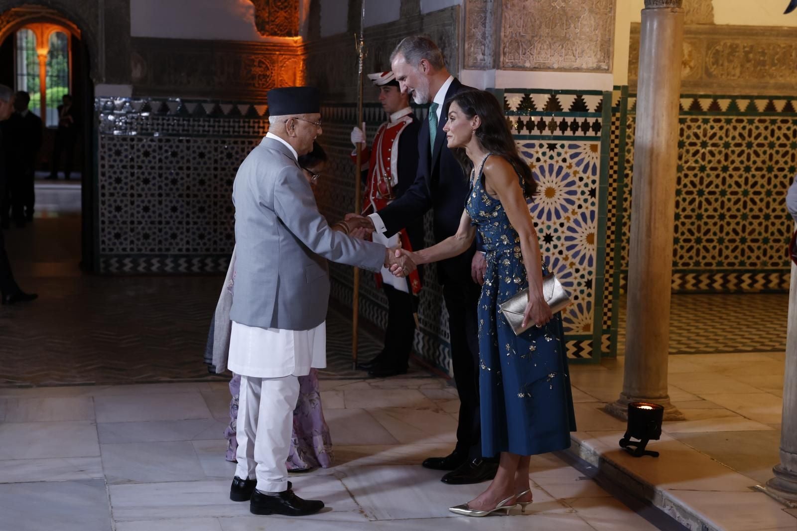 El rey Felipe VI y la reina Letizia saludan al primer ministro nepalí, Khadga Prasad Oli
