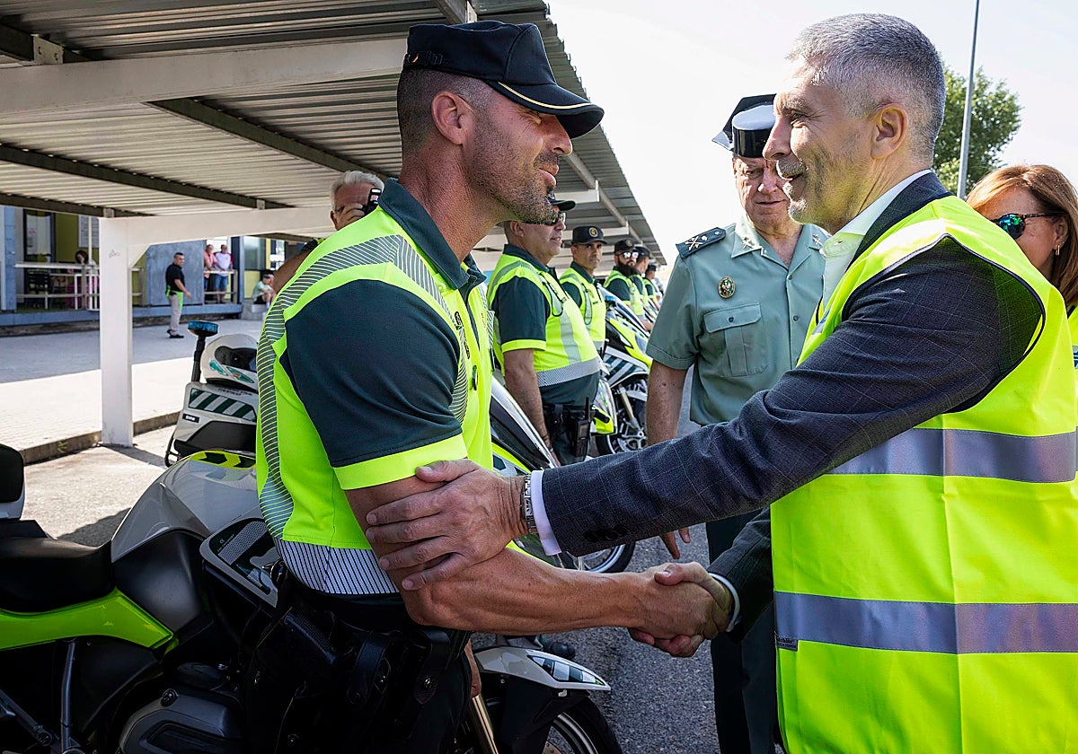 El ministro del Interior Fernando Grande-Marlaska saluda a un guardia civil del operativo de tráfico.