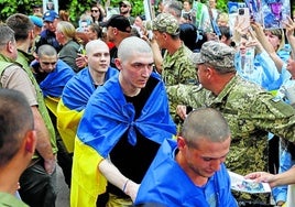 Presos ucranianos son devueltos por Rusia en uno de los últimos intercambios realizados entre los dos países.