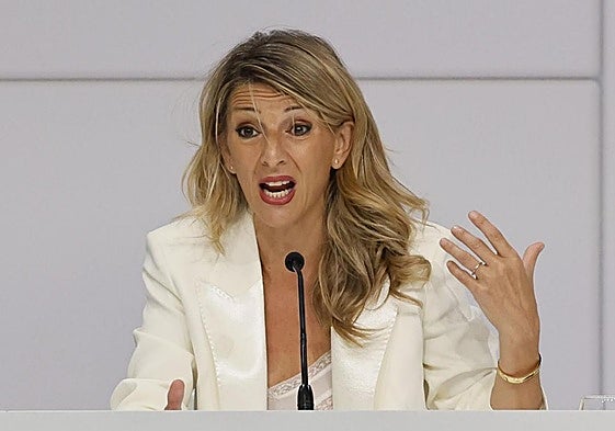 Yolanda Díaz comparece ante los medios durante la cumbre de la ONU de Sevilla.