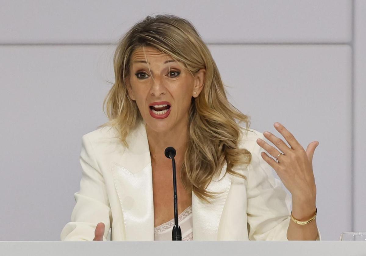 Yolanda Díaz comparece ante los medios durante la cumbre de la ONU de Sevilla.