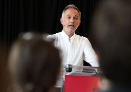 Emmanuel Gregoire pronuncia un discurso durante un mitin en París a finales de junio.