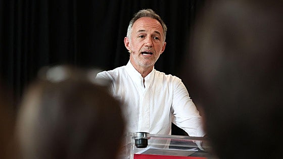 Las bases socialistas desautorizan a Hidalgo y eligen a un disidente como aspirante a la alcaldía de París