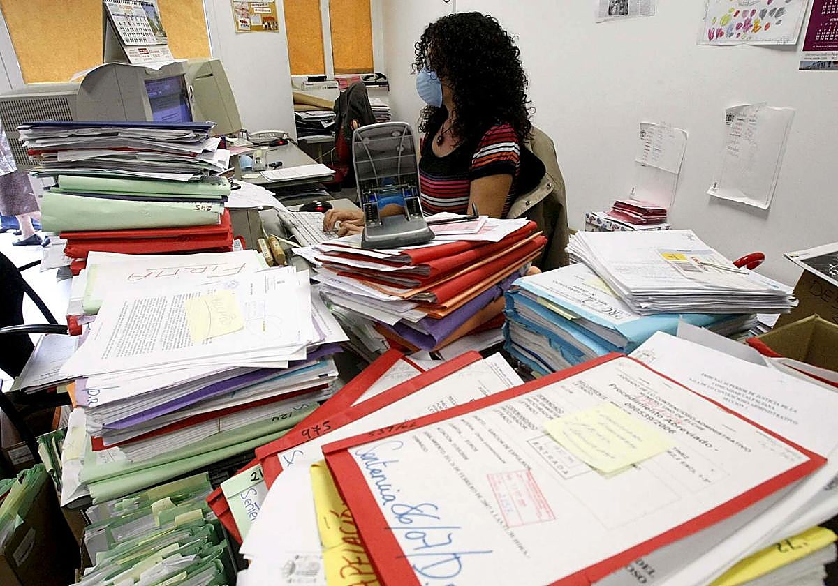 Una funcionaria, trabajando en un juzgado.