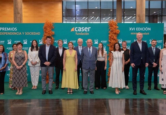 Foto de familia de los premios Dependencia y Sociedad de la Fundación Caser
