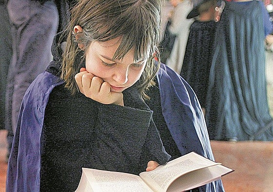 Enfrascada. Una niña lee una de las novelas de la serie en una fiesta de presentación.