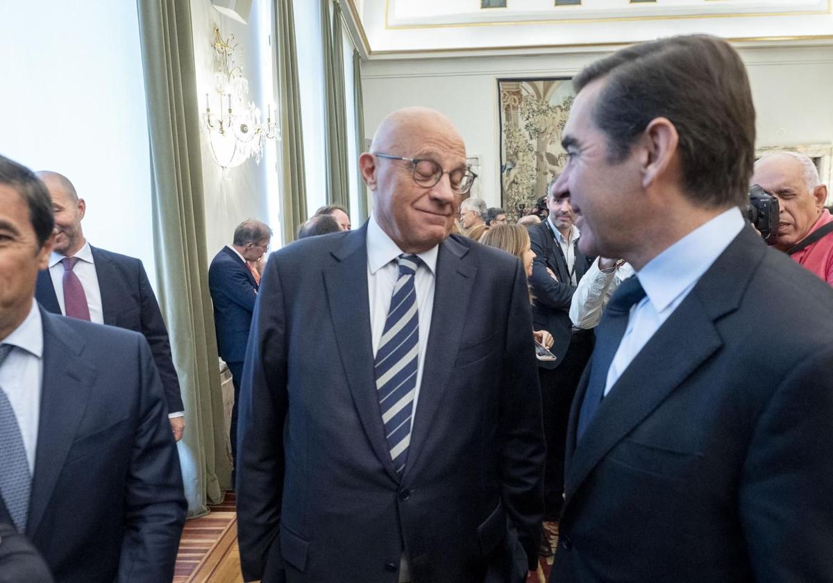 El presidente de Banco Sabadell, Josep Oliu, junto al presidente de BBVA, Carlos Torres.