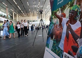 Cartel de una ONG en el hall del recito donde se celebra la cumbre de la ONU en Sevilla.