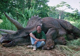 Steven Spielberg junto al Triceratops enfermo en 'Jurassic Park' (1993).