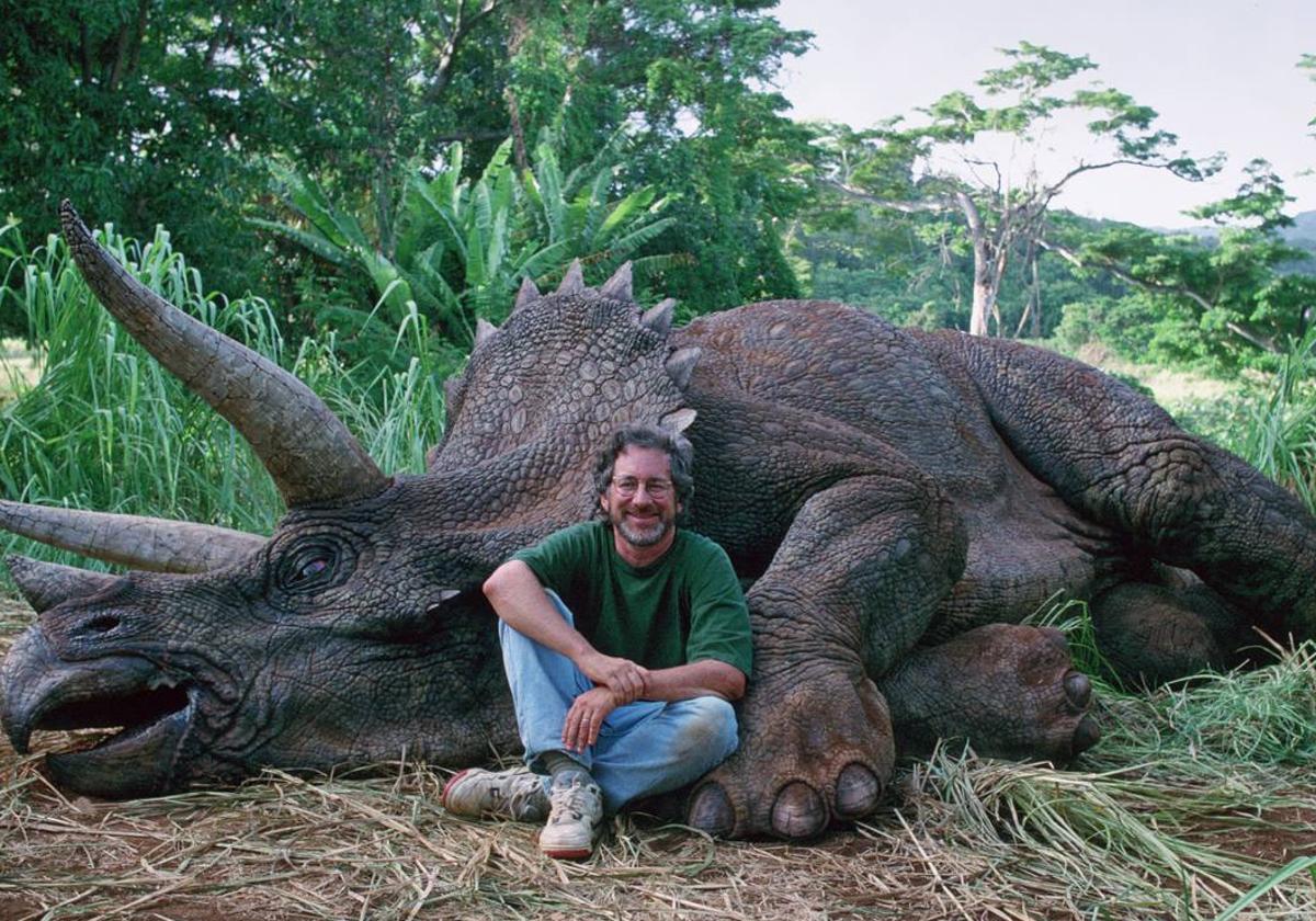 Steven Spielberg junto al Triceratops enfermo en 'Jurassic Park' (1993).