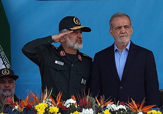 Masud Pezeshkian preside un desfile militar en Teherán.