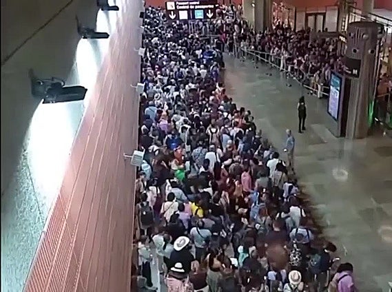 Caos en Barajas por el colapso del control de pasaportes