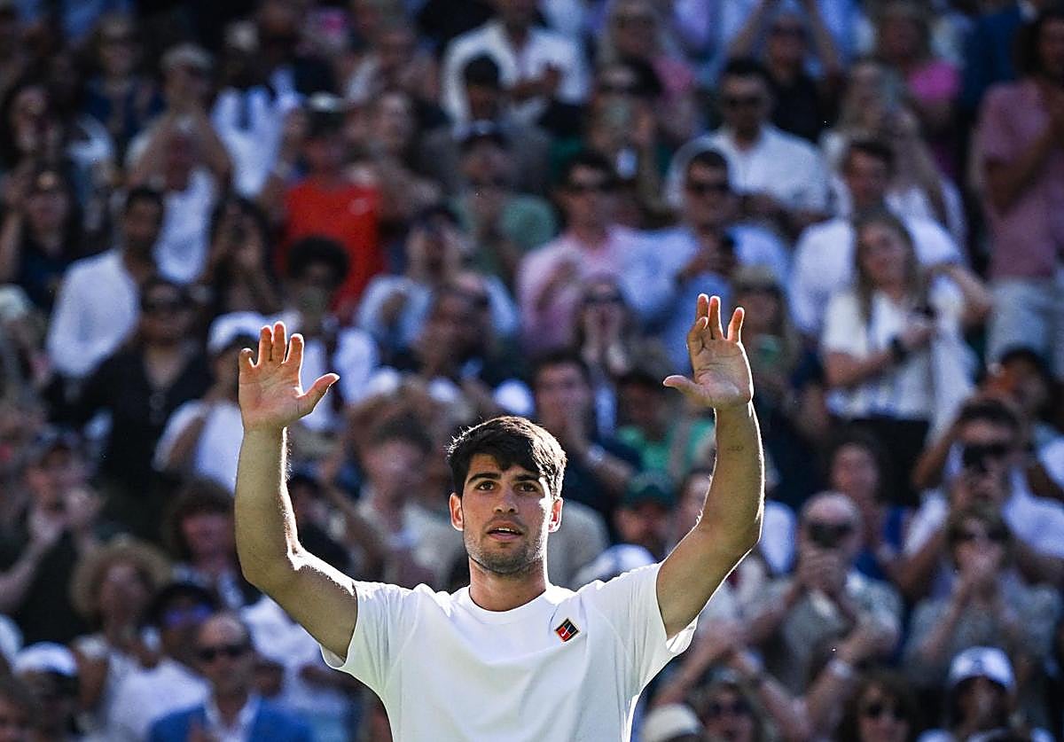 Carlos Alcaraz celebra su victoria ante Oliver Tarvet.