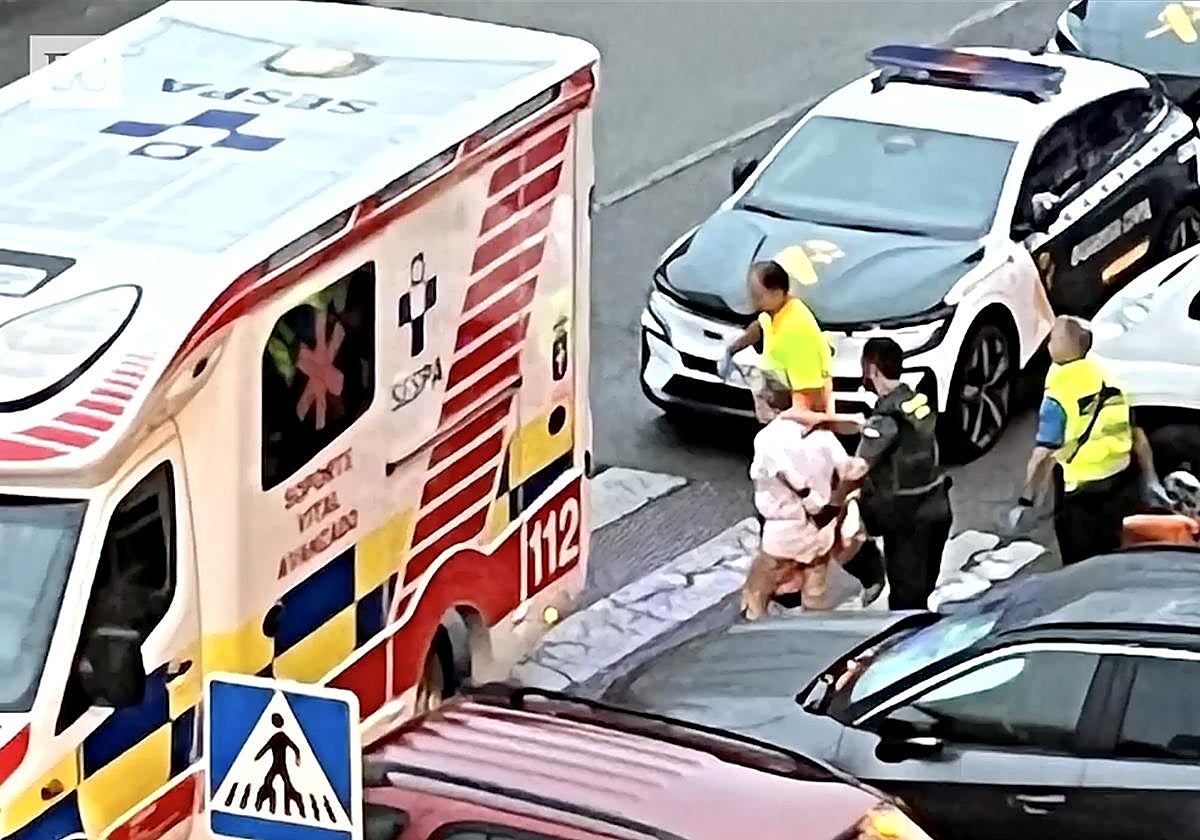 La Guardia Civil, esta mañana, en las inmeciaciones del lugar en el que se ha producido el asesinato.