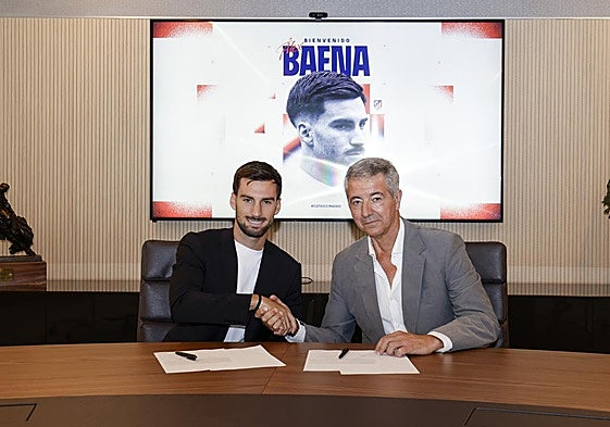 Álex Baena y Miguel Ángel Gil Marín, durante la firma del contrato.