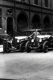 La alineación del equipo 2025 en Mount Street, Londres, refleja la famosa fotografía de Bentley Boys