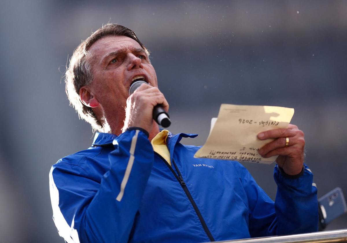 Bolsonaro cancela su agenda un mes por una «crisis de hipo y...