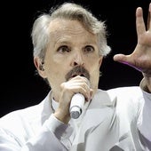 El músico y cantante Miguel Bosé durante un concierto en Murcia