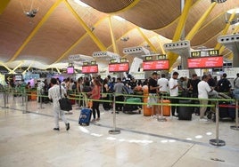 Varias personas en los mostradores del aeropuerto Adolfo Suárez Madrid-Barajas, este miércoles