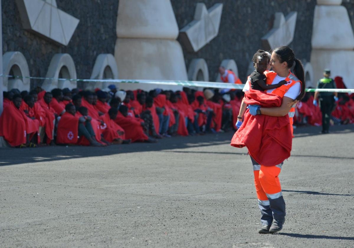 Una trabajadora de Cruz Roja, con una menor migrante en El Hierro.
