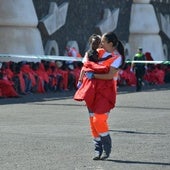 Una trabajadora de Cruz Roja, con una menor migrante en El Hierro.