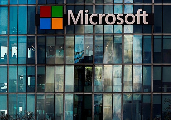 Logo de Microsoft en las oficinas de Issy-les-Moulineaux, cerca de París, Francia