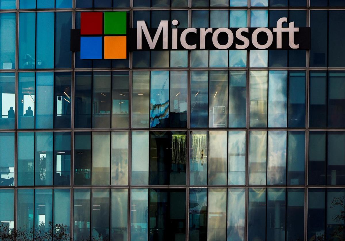Logo de Microsoft en las oficinas de Issy-les-Moulineaux, cerca de París, Francia