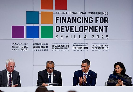 Pedro Sánchez junto a los doctores Tedros Adhanom (OMS) y Sania Nishtar (Gavi).