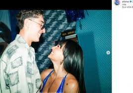 Aitana y Plex, el beso que confirma su noviazgo