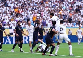 Gonzalo cabecea a la red en la acción de su gol al la Juventus,