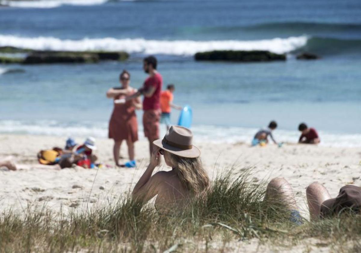 Turistas en la playa.