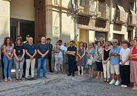 Un centenar de personas guardan un minuto de silencio por el niño fallecido en un coche en plena ola de calor.