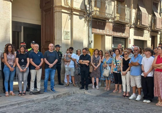 Un centenar de personas guardan un minuto de silencio por el niño fallecido en un coche en plena ola de calor.