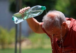 Un hombre se refresca en plena calle el martes pasado, en Córdoba, a 43 grados.