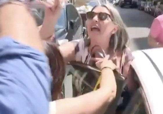 La mujer de Santos Cerdán se encaró con los periodistas.