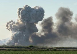 Una enorme bola de humo se eleva hacia el cielo tras la explosión del almacén piroténico.