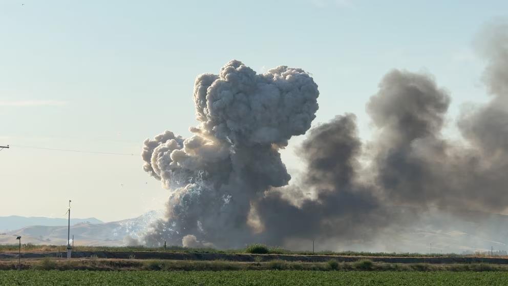 Una enorme bola de humo se eleva hacia el cielo tras la explosión del almacén piroténico.