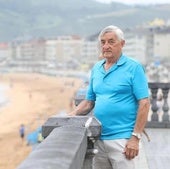 Cándido Ibar en el malecón de Zarautz, municipio guipuzcoano donde reside desde hace año y medio junto a su sobrino