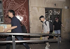 El jefe de la investigación policial del 'caso Koldo', el teniente coronel Antonio Balas (saliendo por la puerta), en un registro en Pamplona.