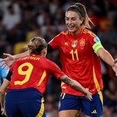 Esther celebra con Alexia el tercero de los goles de España ante Portugal.