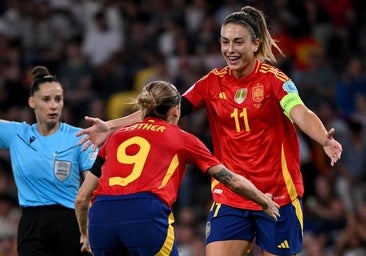 Esther celebra con Alexia el tercero de los goles de España ante Portugal.