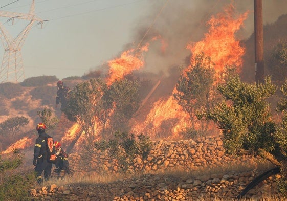 Bomberos tratan de frenar las llamas cerca de la localidad de Ierapetra, en la isla griega de Creta.