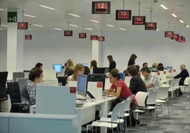 Funcionarios atendiendo a ciudadanos.