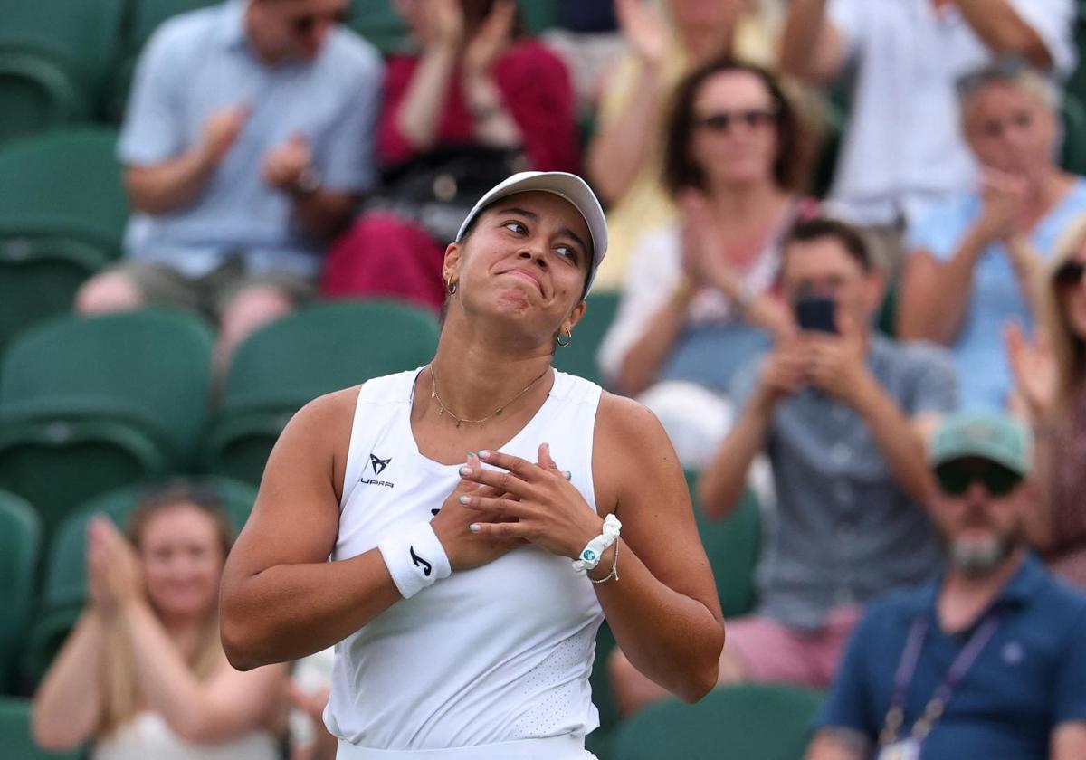 Jessica Bouzas celebrates her victory over Sofia Kenin.