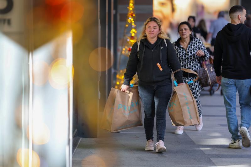 Varias personas van de compras durante el Black Friday, en Mallorca, el pasado año