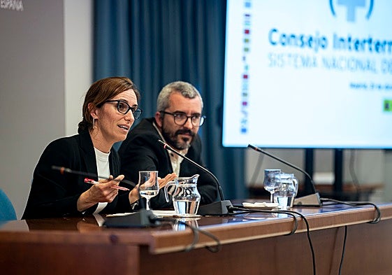 La ministra Mónica García y el secretario de Estado Javier Padilla, durante una rueda de prensa.