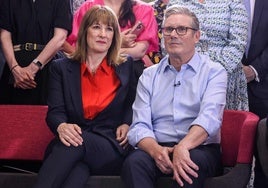 La ministra de Economía, Rachel Reeves, y el 'premier', Keir Starmer, este jueves juntos en un acto en Londres.